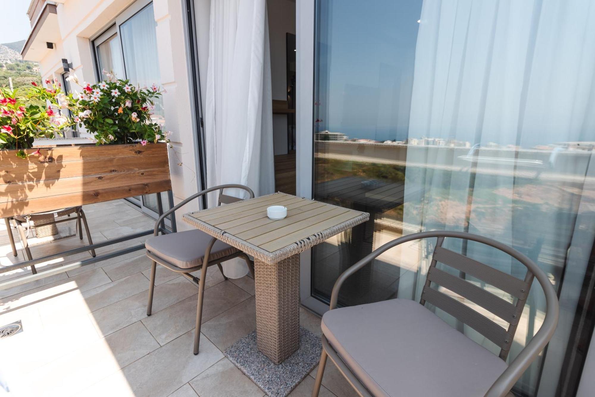 Lux Hotel M Dobra Voda Exterior photo