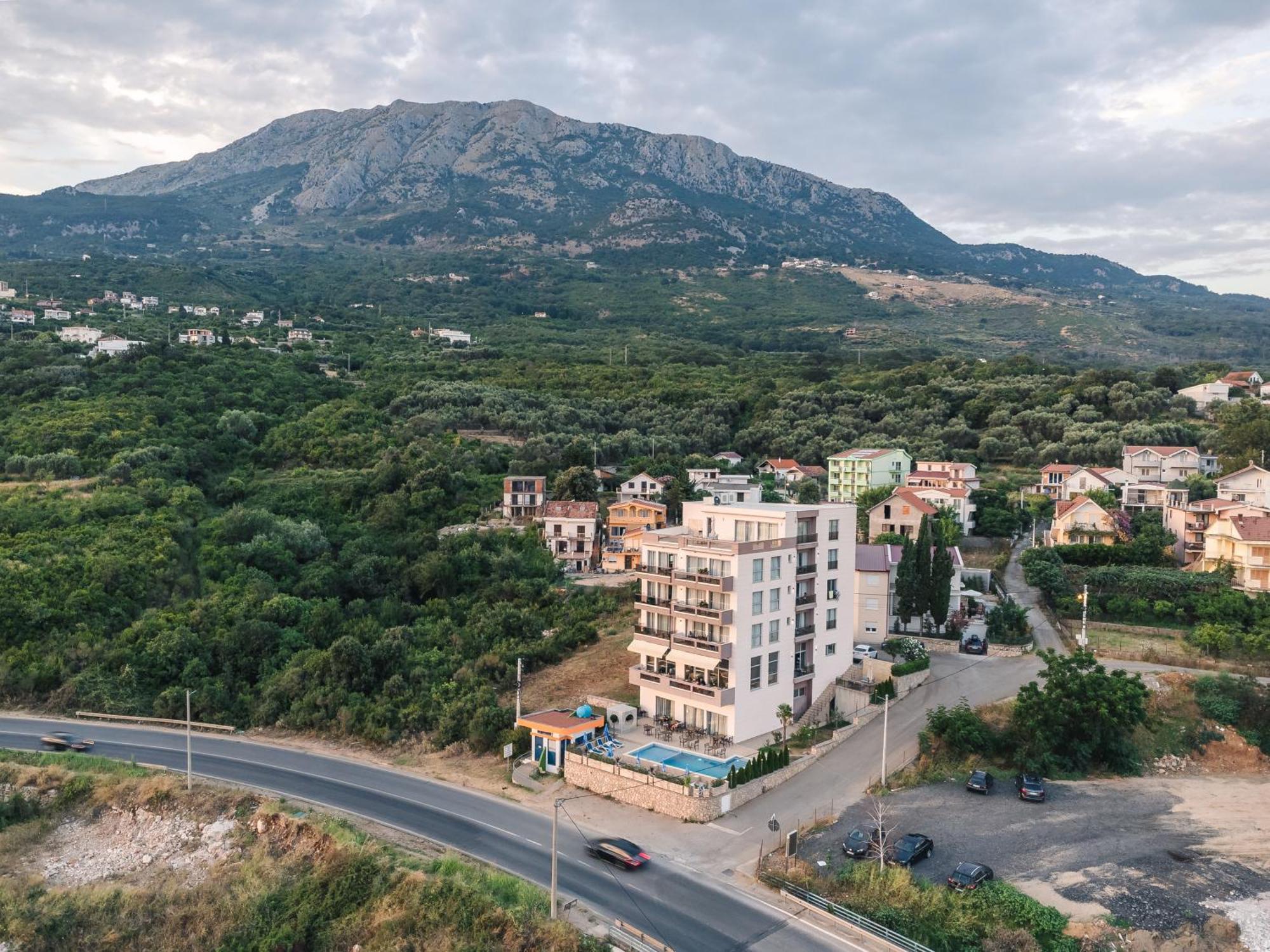 Lux Hotel M Dobra Voda Exterior photo