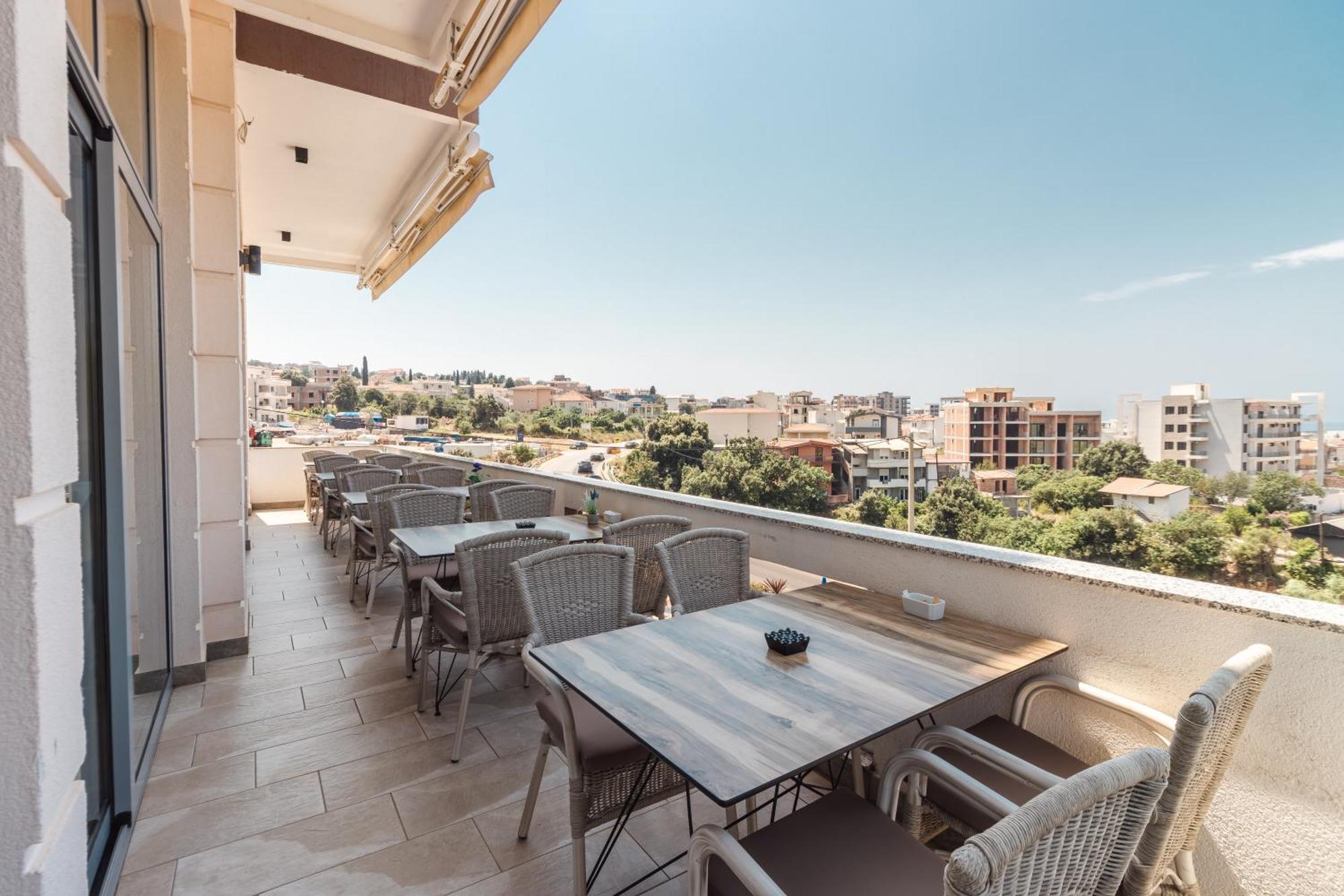 Lux Hotel M Dobra Voda Exterior photo